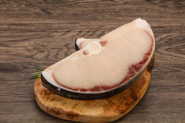 Çiğ köpekbalığı bifteği pişirmek için biberiye servis edilir.