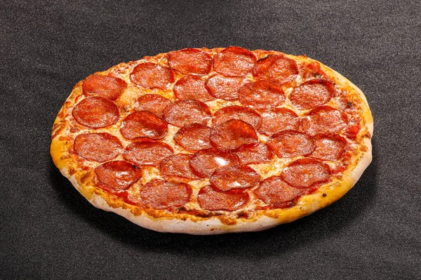 意大利传统比萨配意大利香肠 — 图库照片