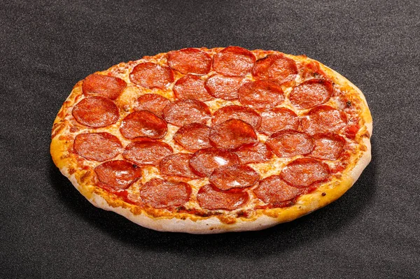 Pizza Tradicional Italiana Com Salsichas Pepperoni — Fotografia de Stock