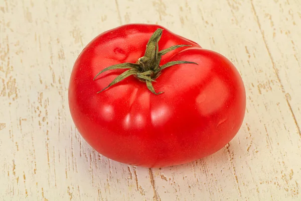 Reife Leckere Rote Große Tomate Über Dem Hintergrund — Stockfoto