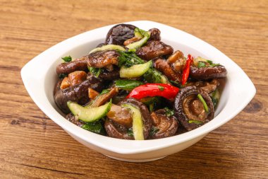 Baharatlı ve otlu terbiye edilmiş Shiitake mantarı.