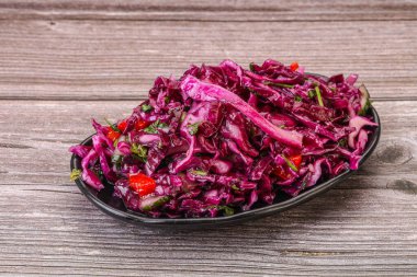 Bitki ve baharatlı kırmızı lahana turşusu