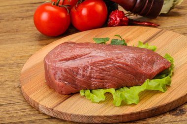 Pişirmek için çiğ et parçası.