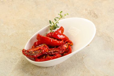 Zeytinyağlı, güneşte kurutulmuş domates, otlar ve baharatlar.