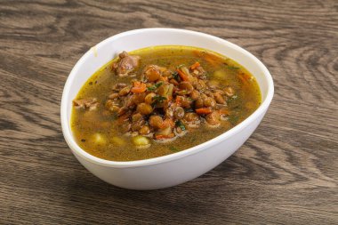 Geleneksel tavuk ve sebzeli mercimek çorbası.