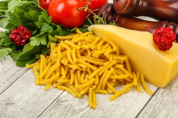 Italiaanse Pasta Rauwe Maccheroni Voor Het Koken Geserveerd Groenten — Stockfoto