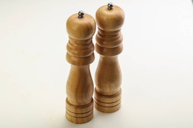 Ahşap biber ve tuz değirmeni izole edilmiş.