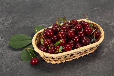 Yapraklarla dolu olgun kiraz yığını