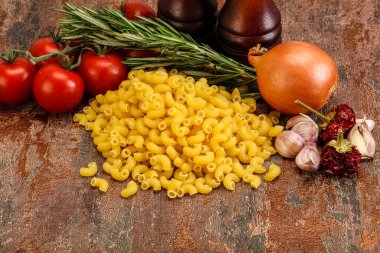 Çiğ İtalyan buğday makarnası - Chifferi rigati pişirmek için