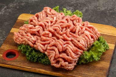 Pişirmek için çiğ domuz kıyması.