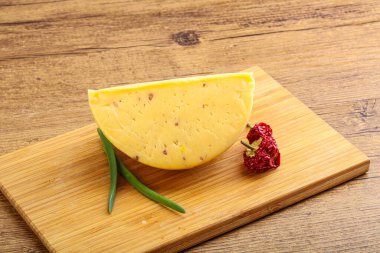 Cevizli sert peynir tuğlası.