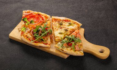 Peynir ve etle dilimlenmiş pizza.