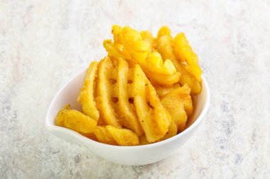 Lezzetli kızarmış patates dilimi kasede