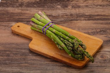 Vejetaryen mutfağı - Pişirmek için çiğ kuşkonmaz yığını