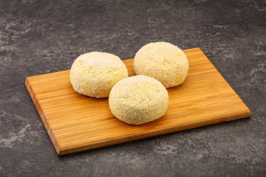 Çiğ patates ezmesi - doldurulmuş patates pirzolası - pişirmek için.