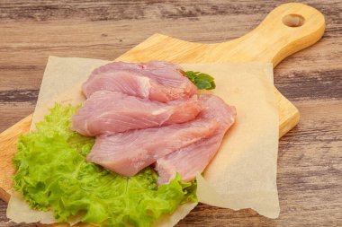 Pişirmek için çiğ hindi göğsü biftek.