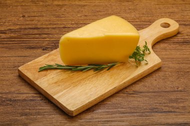 Sert peynir, biberiye ve fesleğen.