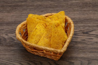 Meksika mısır cipsi üçgen yığını.