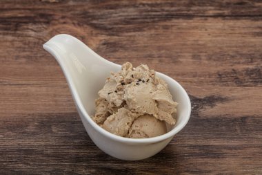 Kavanozda baharatlı ringa yağı var.