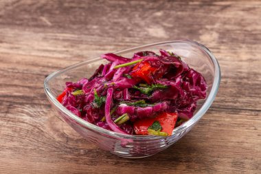 Bitki ve baharatlı kırmızı lahana turşusu