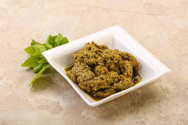 Fesleğen ve sedir fıstıklı yeşil sos sosu.