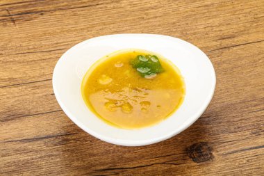 Füme et ve sebzeli bezelye çorbası.