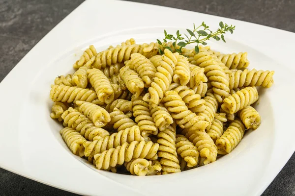 Italienische Nudeln Fusilli Mit Pesto Sauce — Stockfoto