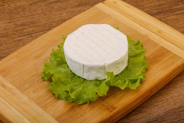 Delizioso Brie Tradizionale Formaggio Morbido Rotondo — Foto Stock