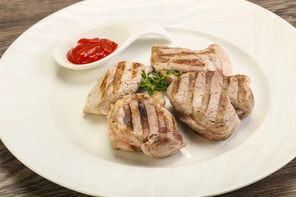 豚ヒレ肉をトマトソース添えタイム — ストック写真