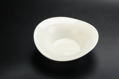 İzole edilmiş servis için beyaz boş tabak