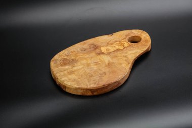 Mutfak için siyah arkaplan üzerine zeytin ağacı tahtası