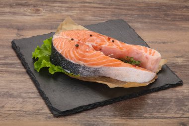 Çiğ somon bifteği, tuzlu ve biberli. Izgara için hazır.