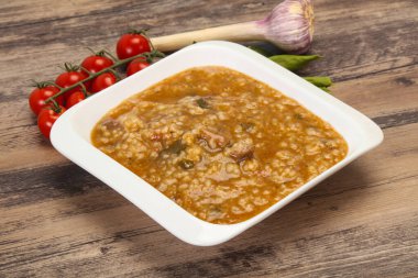 Kafkas Kharço çorbası, sığır eti ve pilav.