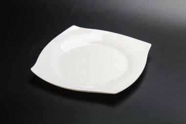 İzole edilmiş servis için beyaz boş tabak