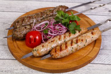 Kıymalı biftek ve tavuk kebabı.