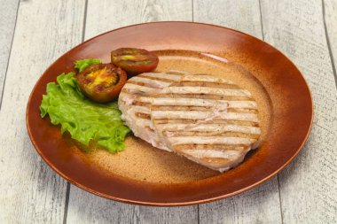 Izgara ton balıklı biftek, kumato ve salata.