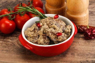 Krema soslu tavuk ciğeri biberiye servis edildi.