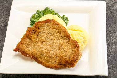 Kızarmış tavuk göğsü şnitzel ve patates püresi.