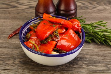 Baharatlı marine edilmiş kırmızı dolma biber.