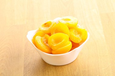 Kayısı konservesi, tatlı tatlı tatlı kasede.