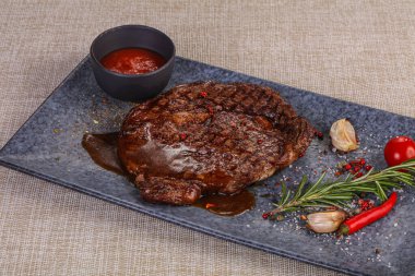 Biber ve ızgara biftek servis edildi.