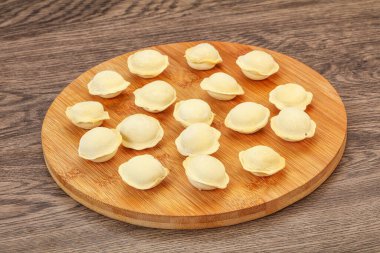 Pişirmek için çiğ etli börek.