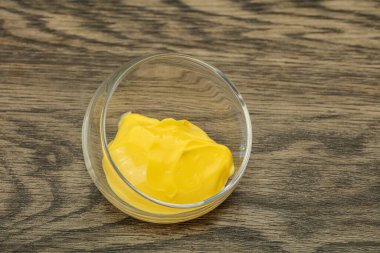 Tabaktaki doğal lezzetli peynir sosu