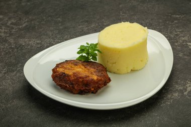 Ev yapımı domuz pirzolası ve patates püresi.