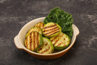 Vejetaryen mutfağı ızgara taze kabak dilimleri.