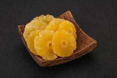 Kuru, tatlı, tatlı, ananas yığını.