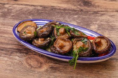 Baharatlı ve otlu terbiye edilmiş Shiitake mantarı.