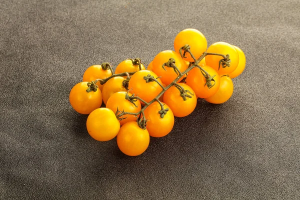 Ramo Com Tomate Cereja Amarelo Fresco — Fotografia de Stock