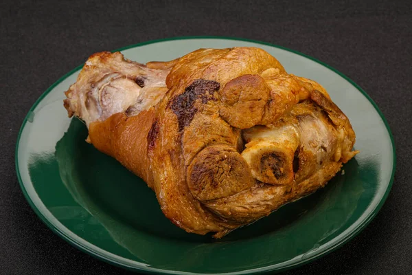 Baharatlı ve otlu domuz budu.