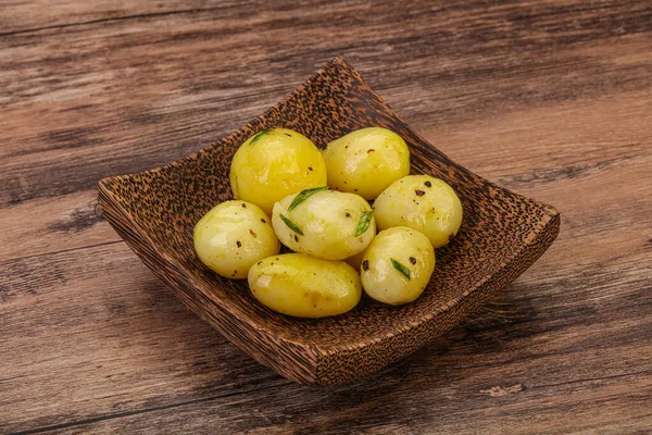 Junge Salzkartoffeln Der Schüssel Serviert Zwiebeln — Stockfoto